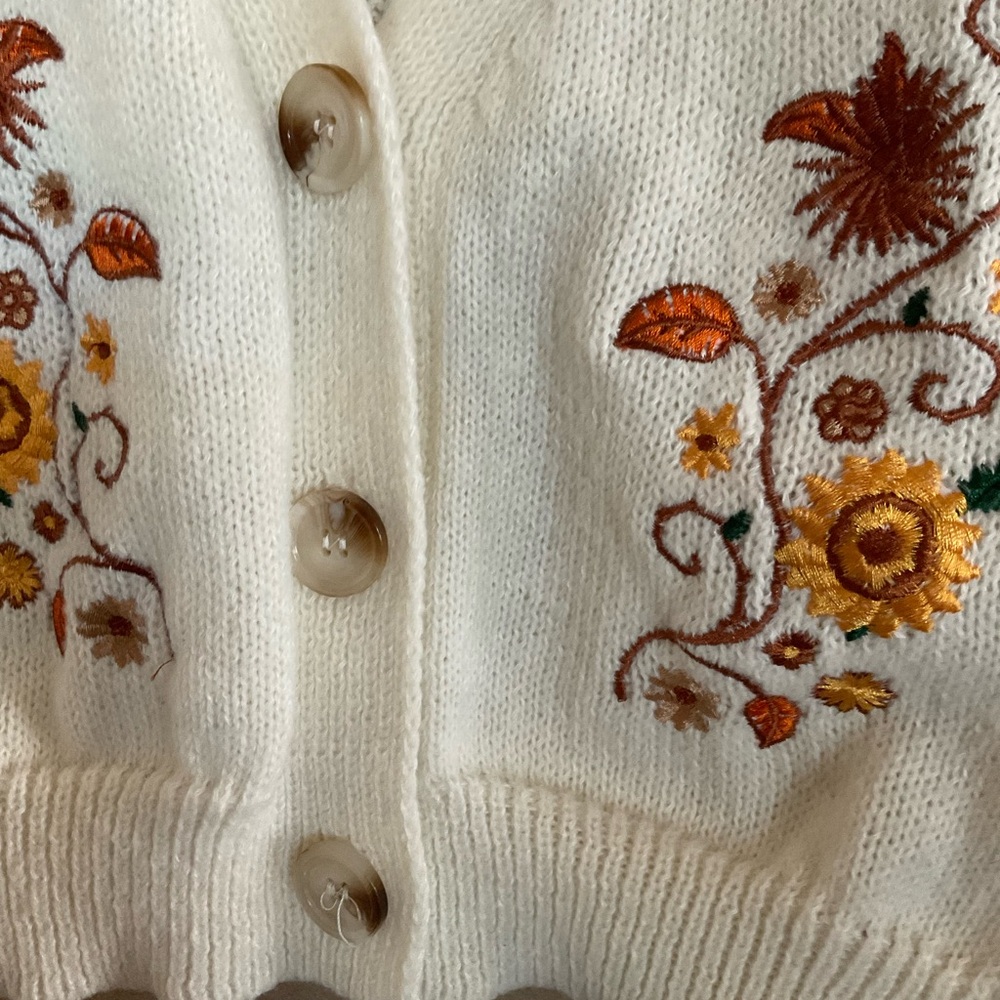 Romwe Embroidered Floral Cream Cardigan Sweater size L - Picture 3 of 9